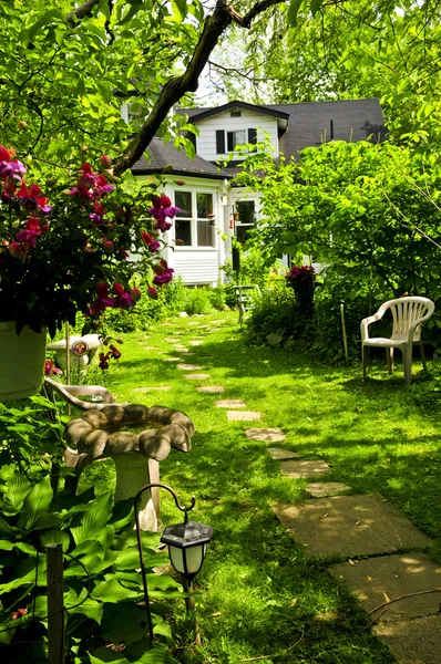 Caminho Pedras Íngremes Que Levam Uma Casa Exuberante Jardim Verde — Fotografia de Stock