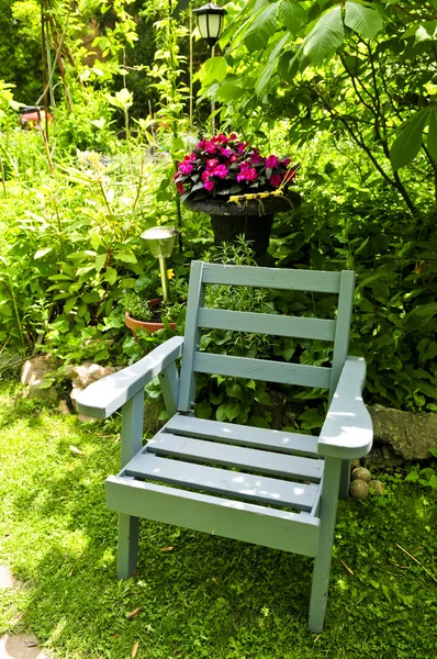 Καρέκλα μέσα σε καταπράσινο κήπο — Φωτογραφία Αρχείου