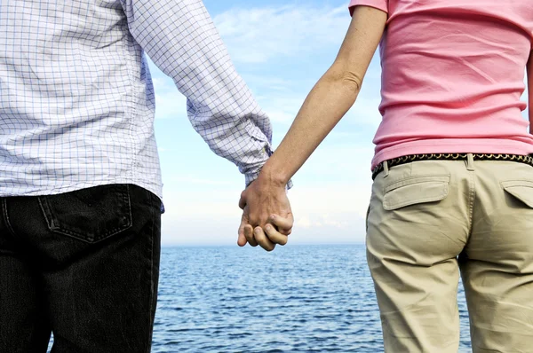 成熟浪漫情侣手牵手在沙滩上 — 图库照片