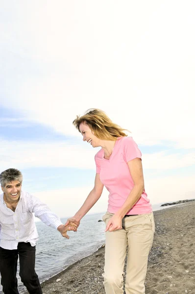 成熟したロマンチックなカップルは ビーチの上を歩いて — ストック写真