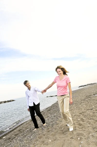成熟浪漫情侣沙滩上散步 — 图库照片
