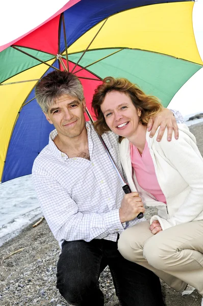 Ευτυχισμένο ζευγάρι ώριμη με ομπρέλα — Φωτογραφία Αρχείου
