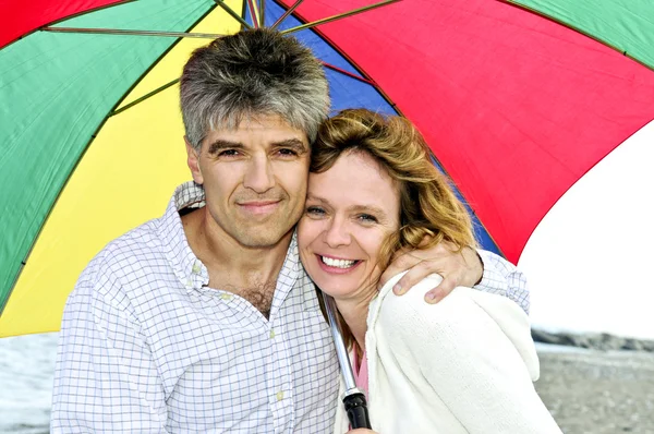 傘の下で幸せな成熟したカップルの肖像画 — ストック写真