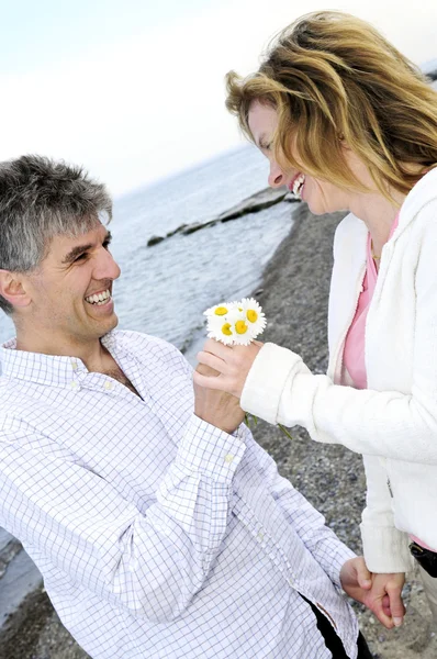 Érett romantikus pár virággal — Stock Fotó