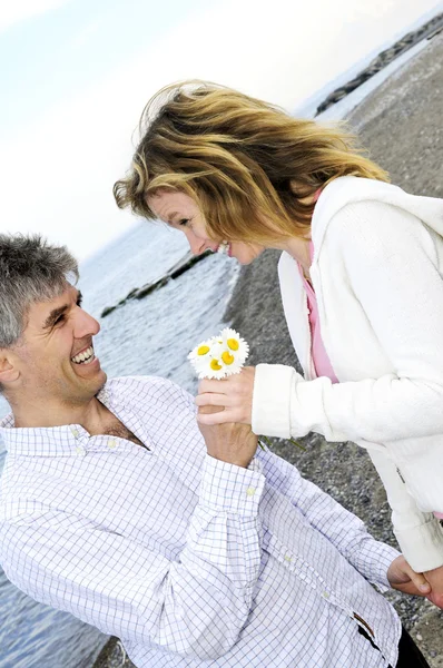 Ώριμο Ζευγάρι Απολαμβάνοντας Μια Ρομαντική Στιγμή Λουλούδια — Φωτογραφία Αρχείου