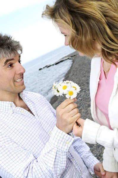 Ώριμο ρομαντικό ζευγάρι με λουλούδια — Φωτογραφία Αρχείου