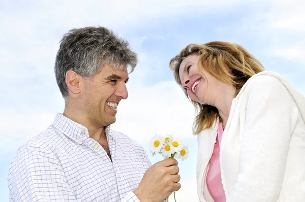 Starsza Para Ciesząc Romantyczne Chwile Kwiatami — Zdjęcie stockowe