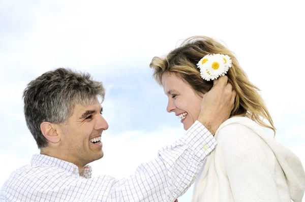 Couple Âge Mûr Profiter Moment Romantique Avec Des Fleurs — Photo