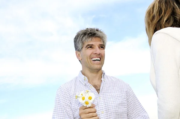 Ouder Paar Genieten Van Een Romantisch Ogenblik Met Bloemen — Stockfoto