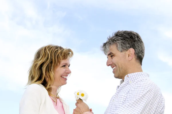 成熟夫妇享受一个浪漫的时刻与鲜花 — 图库照片