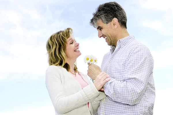 成熟夫妇享受一个浪漫的时刻与鲜花 — 图库照片