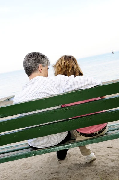 成熟浪漫情侣的长凳上， — 图库照片