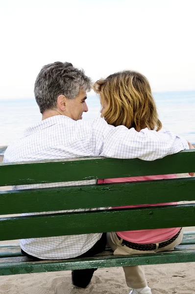 Mature couple romantique sur un banc — Photo