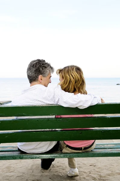 海岸でベンチに大人のロマンチックなカップル — ストック写真