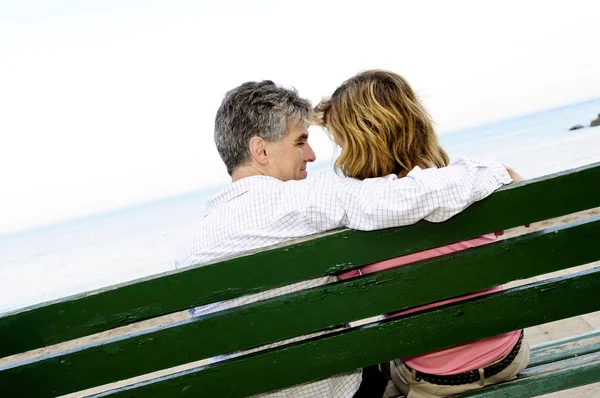 Ώριμο Ρομαντικό Ζευγάρι Ένα Παγκάκι Στην Παραλία — Φωτογραφία Αρχείου
