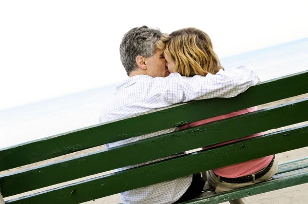 Reife romantische Paar auf einer Bank — Stockfoto