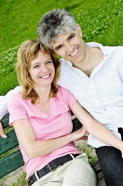 ベンチに大人のロマンチックなカップルの肖像画 — ストック写真