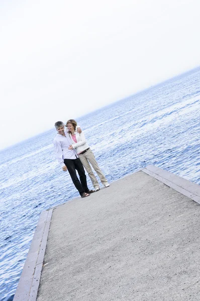 成熟浪漫婴儿潮夫妇享受海滨 — 图库照片