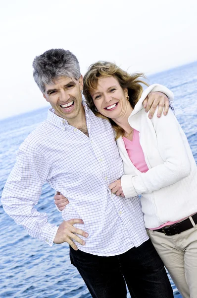 Reife romantische Paar an der Küste — Stockfoto