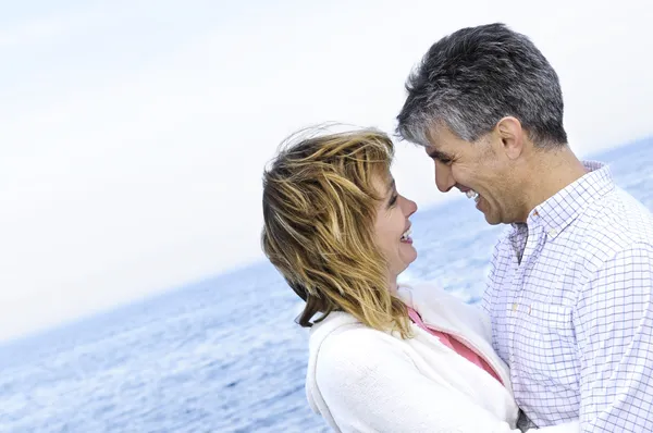 Mature romantic couple at seashore — Stock Photo, Image