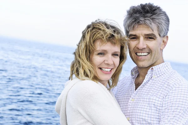 Maturo coppia romantica in riva al mare — Foto Stock