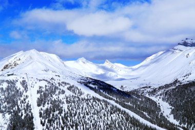 besneeuwde bergrug in lake louise skioord in Canadese rockies