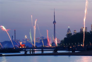 toronto görünümünde plajlarına havai fişek