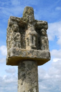 carnac, Güney brittany, Fransa Tümülüsü saint michel church yakınındaki Breton taş çapraz