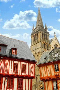 renkli Ortaçağ evleri ve katedral vannes, brittany, Fransa