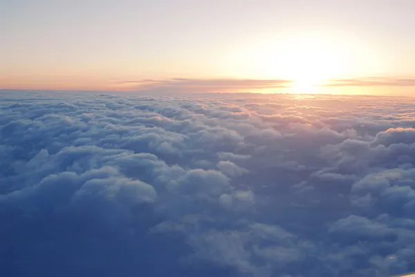 Spektakularny Widok Zachód Słońca Nad Chmurami Okna Samolotu — Zdjęcie stockowe