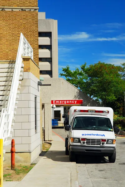 从紧急入口的一家医院的救护车 — 图库照片
