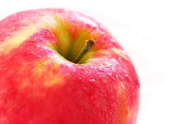 Makro Eines Roten Apfels Mit Wassertropfen Auf Weißem Hintergrund — Stockfoto