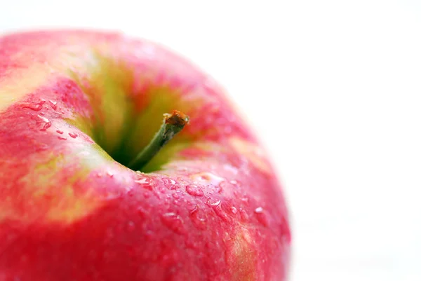 红苹果与水滴在白色背景上的宏 — 图库照片