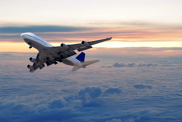 Gran Avión Pasajeros Volando Por Encima Las Nubes Puesta Del — Foto de Stock