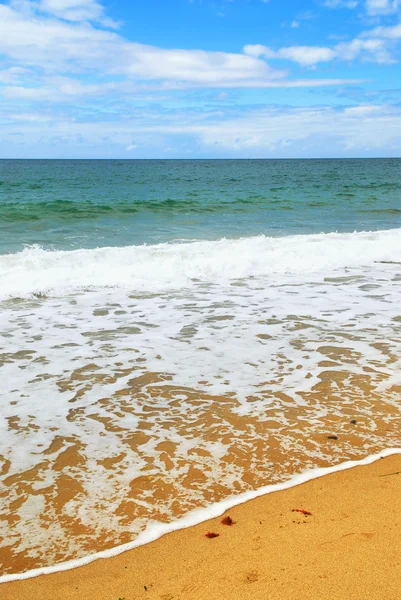 Океанская Волна Наступает Песчаный Пляж — стоковое фото