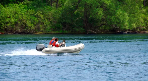 川沿いに 膨脹可能なボートの運転のカップル — ストック写真