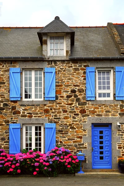 Τυπικό Εξοχική Κατοικία Μπλε Παραθυρόφυλλα Στη Βρετάνη Γαλλία — Φωτογραφία Αρχείου