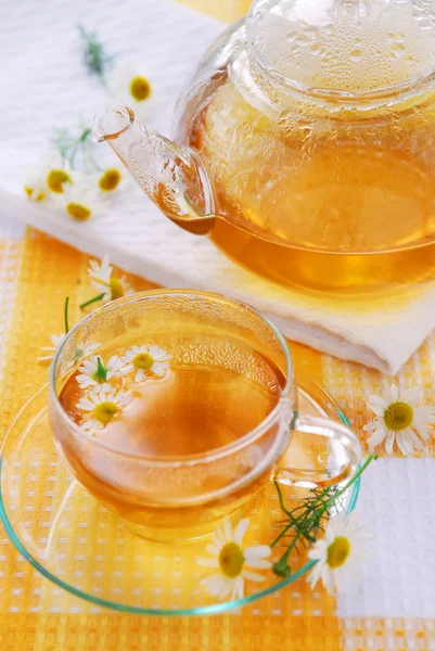 Φλυτζάνι Τσαγιού Και Teapot Την Κατευναστική Τσάι Χαμομήλι — Φωτογραφία Αρχείου