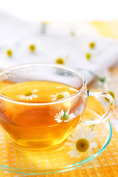 Чашка Успокаивающим Травяной Ромашковый Чай — стоковое фото