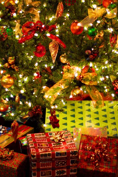 Verpakt Giften Onder Een Versierde Kerstboom — Stockfoto