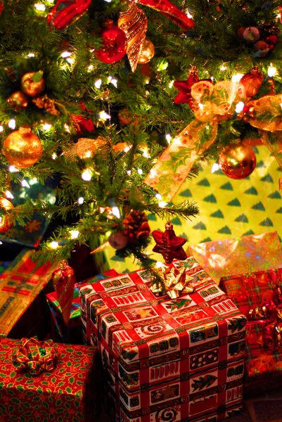 Geschenke unterm Weihnachtsbaum — Stockfoto