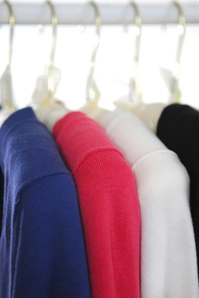 Kolorowy Sweter Stojaku Wyściełane Wieszaki — Zdjęcie stockowe