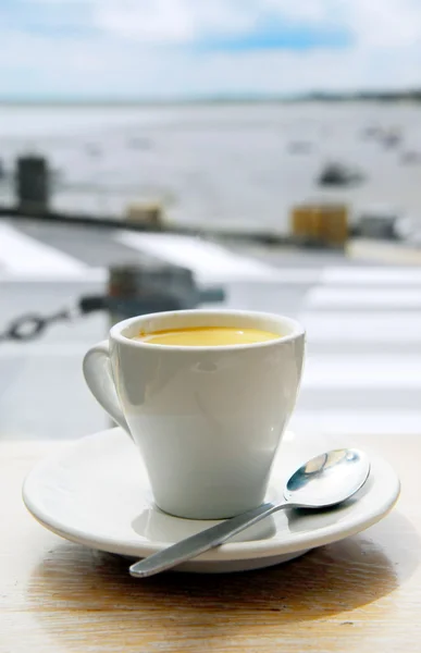 Csésze Kávét Kávézóban Patio Táblázat — Stock Fotó