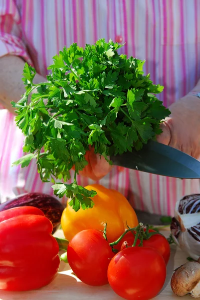 Manos Una Anciana Cocinando Con Verduras Frescas — Foto de Stock