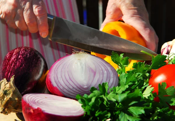 Hands Elderly Woman Cutting Fresh Vegetables — Stock Photo, Image