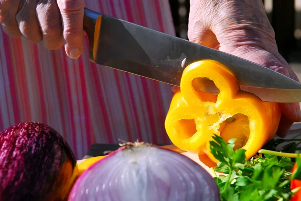 Hands Elderly Woman Cutting Fresh Vegetables — Stock Photo, Image