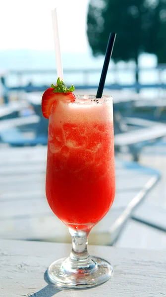 Erdbeer Daiquiri Cocktail Serviert Einem Kalten Glas Auf Einer Terrasse — Stockfoto