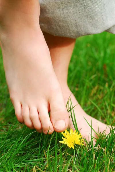在孩子的赤脚在绿草上特写 — 图库照片