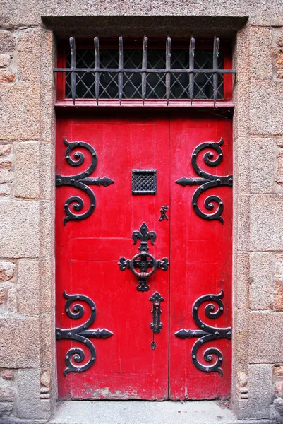 Κόκκινες μεσαιωνικής πόρτα — Φωτογραφία Αρχείου