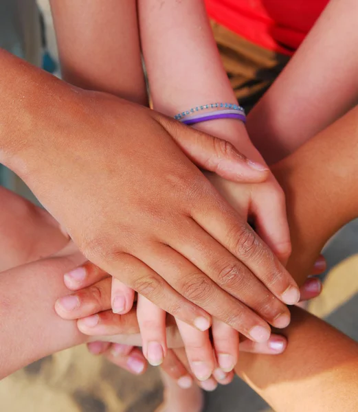 Mãos Grupo Diversificado Adolescentes Juntaram União — Fotografia de Stock